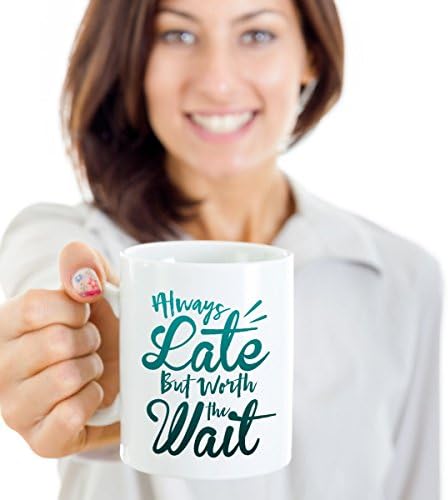 תמיד מאוחר אבל שווה לחכות מצחיק סרקסטי עבודה ציטוטים קפה & תה מתנה ספל כוס עבור מורה, סגן מנהל, נשים עמיתים לעבודה אחרים משרד גבירותיי