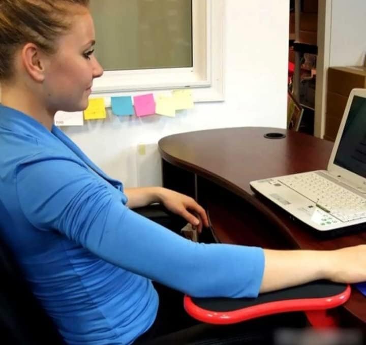 מכשיר תמיכה ביד על השולחן בעת ​​משחק במחשב כך שהידיים לא יהיו עייפות